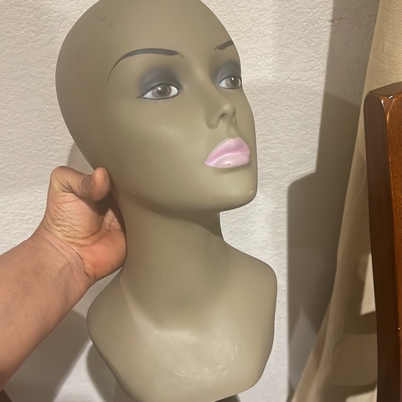 Mannequin - Picture 6 of 7